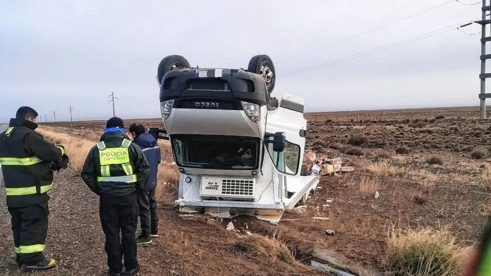 Espectacular vuelco de un camión en la ruta 281 por la escarcha