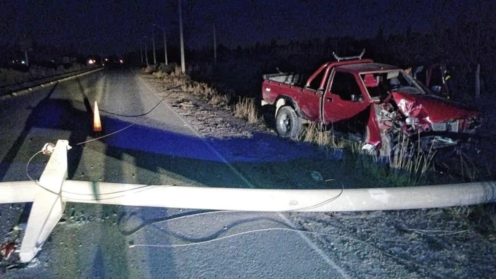 Conductor estrelló camioneta contra columna de  hormigón y dejó sin luz a vasto sector de Trelew