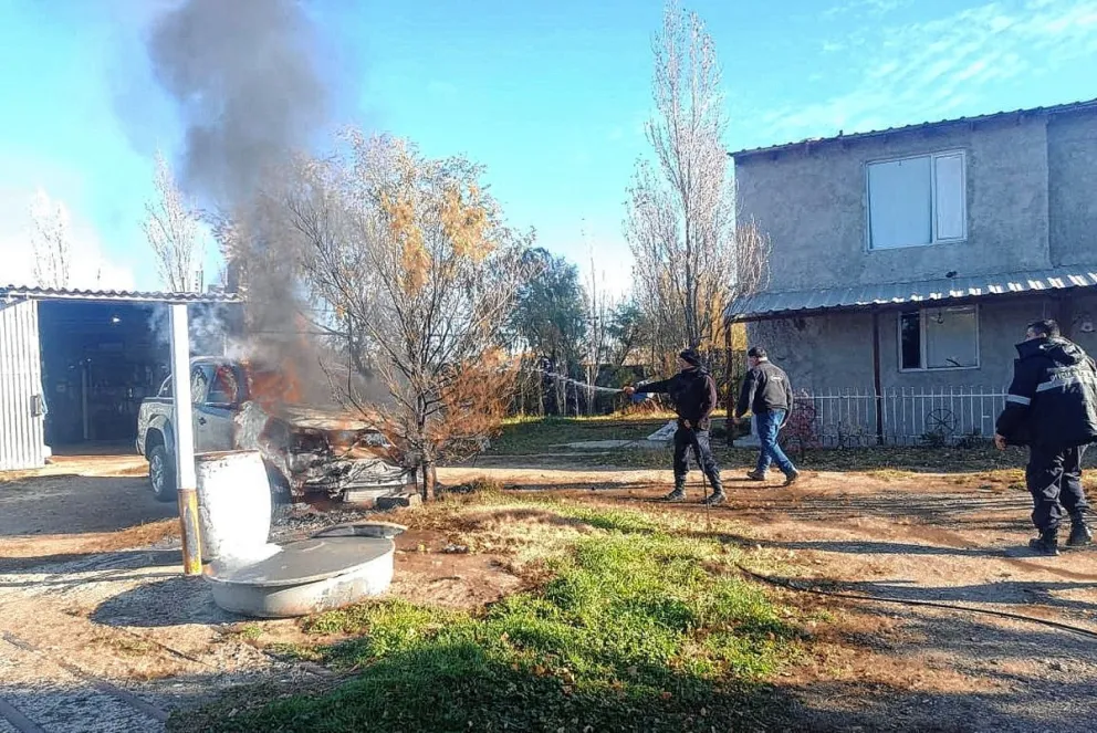 Arreglaba la camioneta de su hija por un desperfecto y se le terminó prendiendo fuego