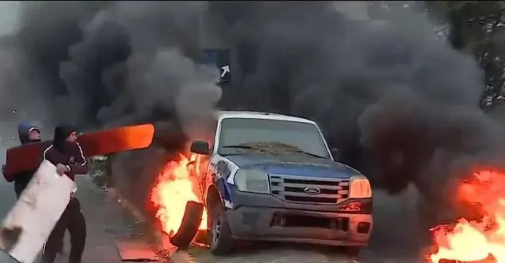 Buenos Aires: Deliveries incendian cinco vehículos, entre ellos un móvil, para protestar por el asesinato de un repartidor
