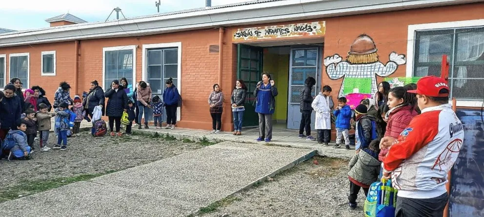 Por las problemáticas edilicias realizaron un abrazo simbólico al Jardín Nº 413