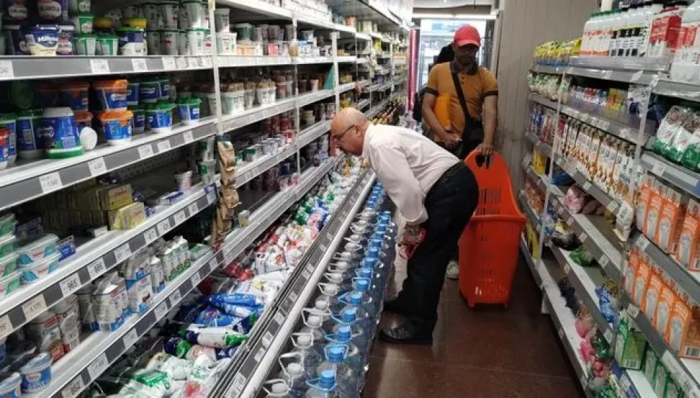 Por la recesión, los argentinos aumentan la búsqueda de promociones y reducen gastos esenciales del hogar, según un estudio privado