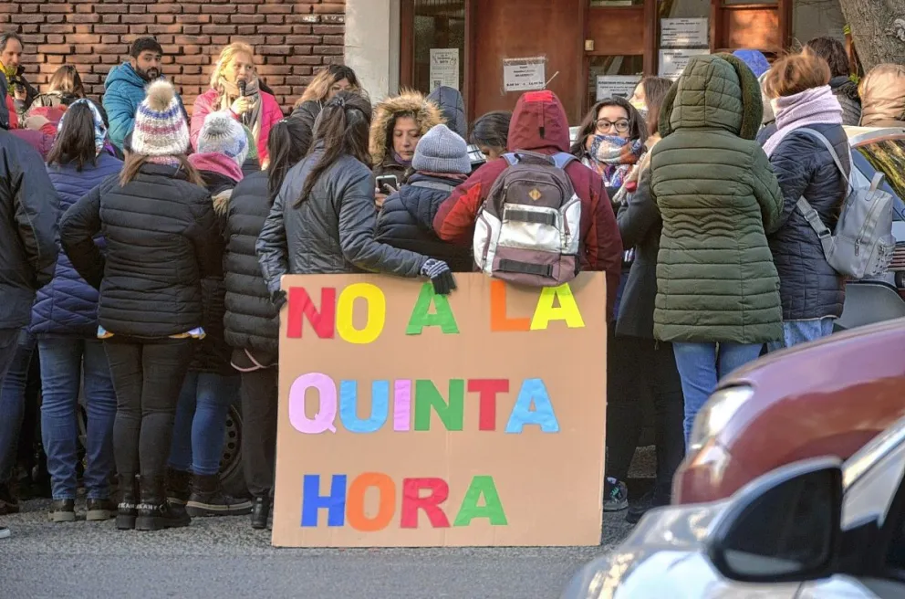 Docentes volvieron a expresar su rechazo a la quinta hora, frente a Supervisión de Escuelas