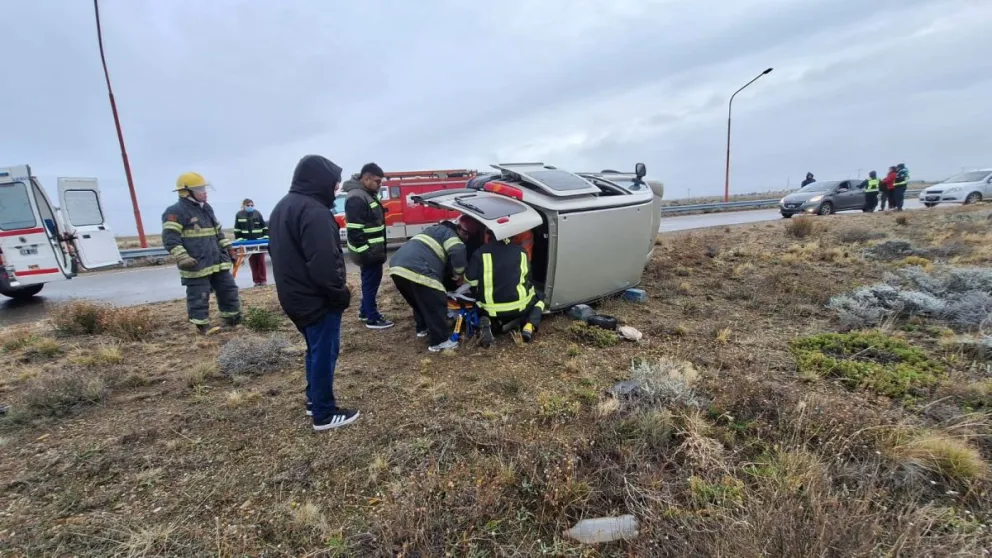 Puerto Deseado: Bomberos protagonizó rescate de un hombre atrapado en un vehículo
