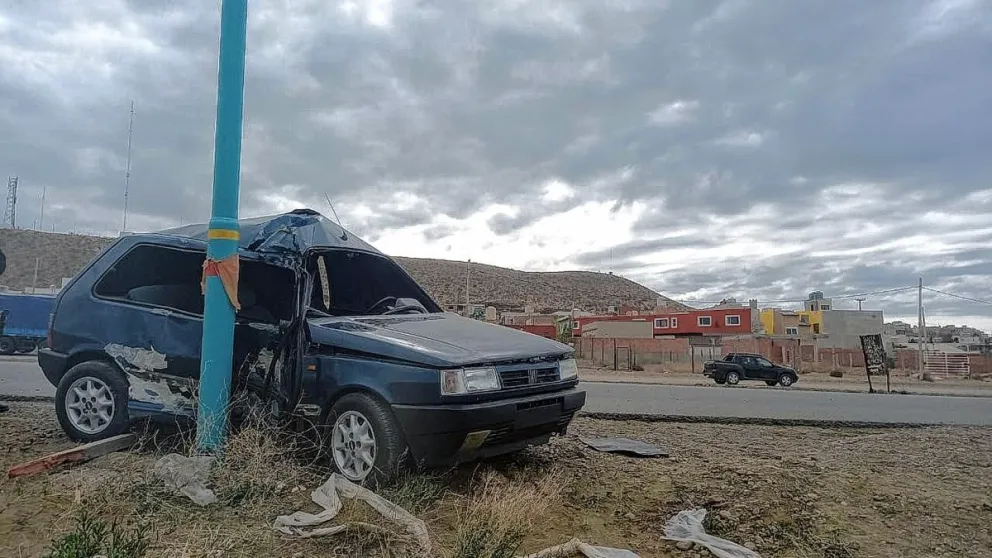 Un hombre resultó lesionado tras chocar su vehículo contra un poste