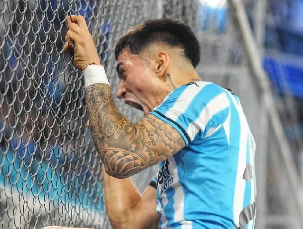 En la última jugada del partido, Racing le ganó a Deportivo Riestra y es líder de la Liga Profesional de Fútbol