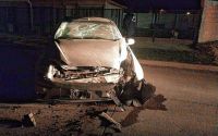 Conducía alcoholizado en Sarmiento y se estrelló contra un poste de alumbrado público