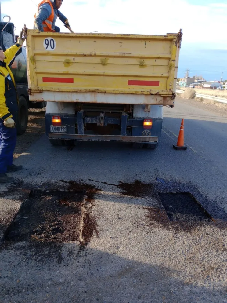 El Gobierno realiza un plan de bacheo para reacondicionar la Ruta Provincial N° 39 en Comodoro Rivadavia