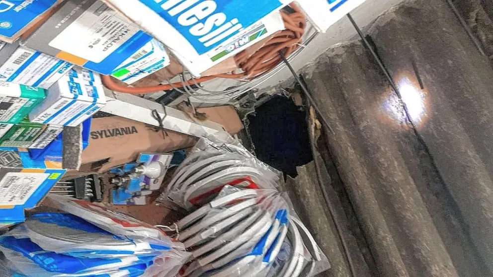 Hicieron boquete en el techo de una ferretería para entrar a robar pero los vecinos los delataron