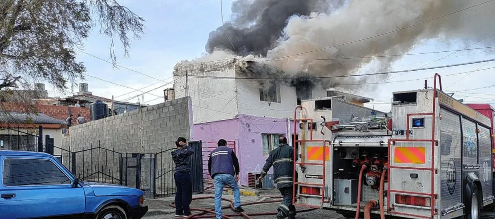 Un hombre y su hijo lograron escapar a tiempo, cuando su vivienda se incendiaba