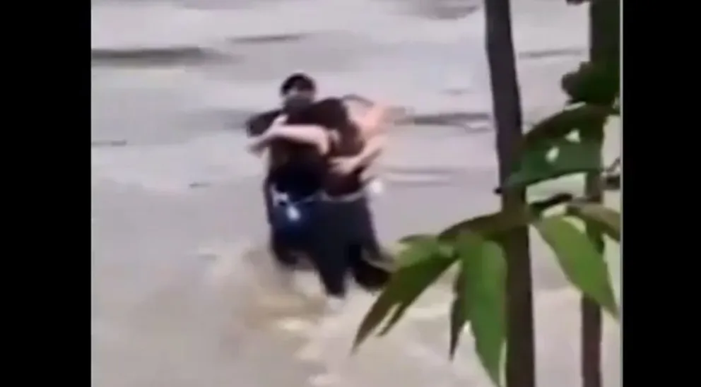 Dramático: tres amigos se abrazan antes de ser arrastrados por una inundación en Italia