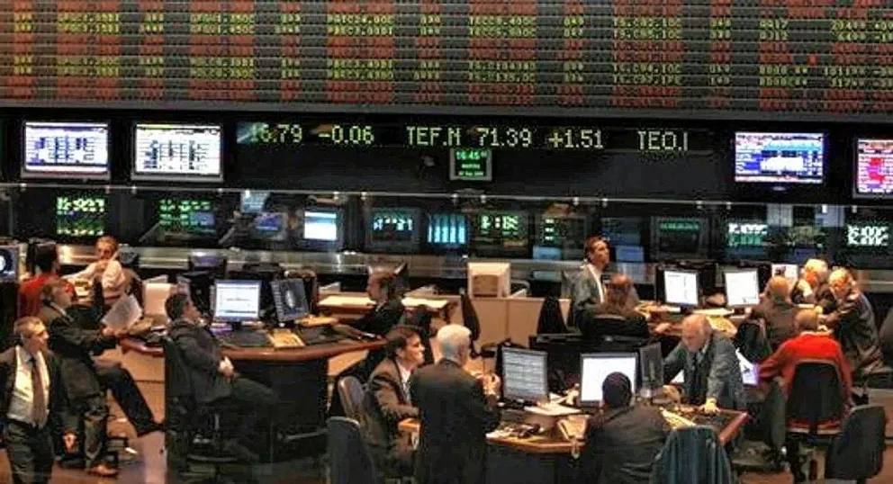 Fuerte caída de acciones y bonos en medio del avance del dólar