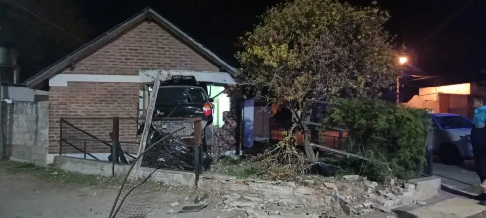 Bahía Blanca: iba a alta velocidad y chocó contra una casa, el narcotest dio positivo