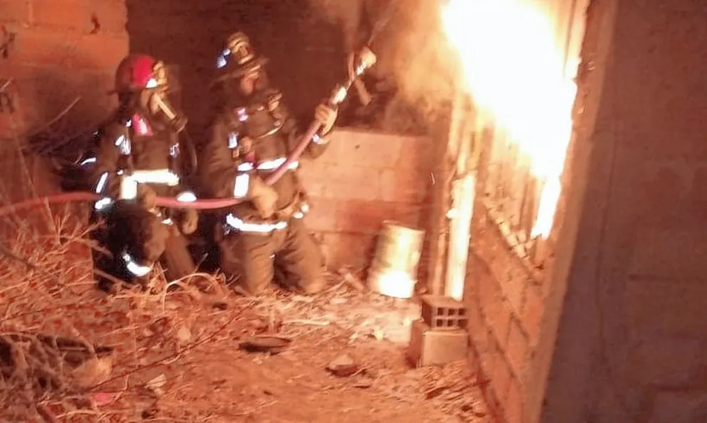 Un hombre murió y otros dos fueron trasladados al Hospital tras voraz incendio en la zona de extensión del Abásolo