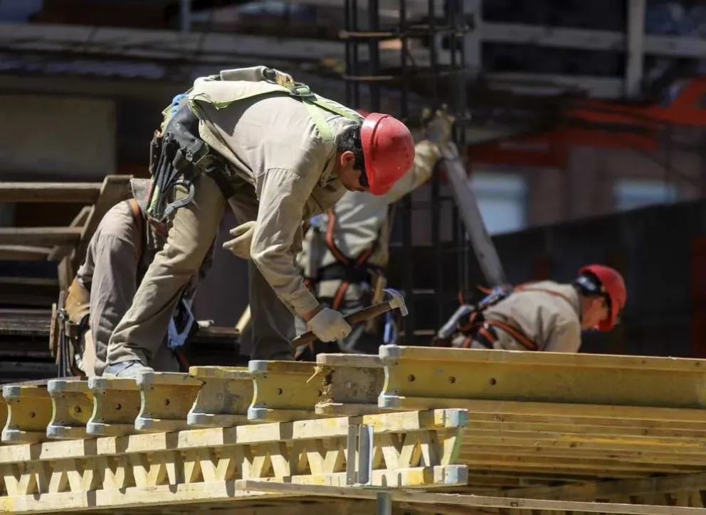 Por la paralización de obras públicas, ya se perdieron más de 50 mil empleos en la construcción
