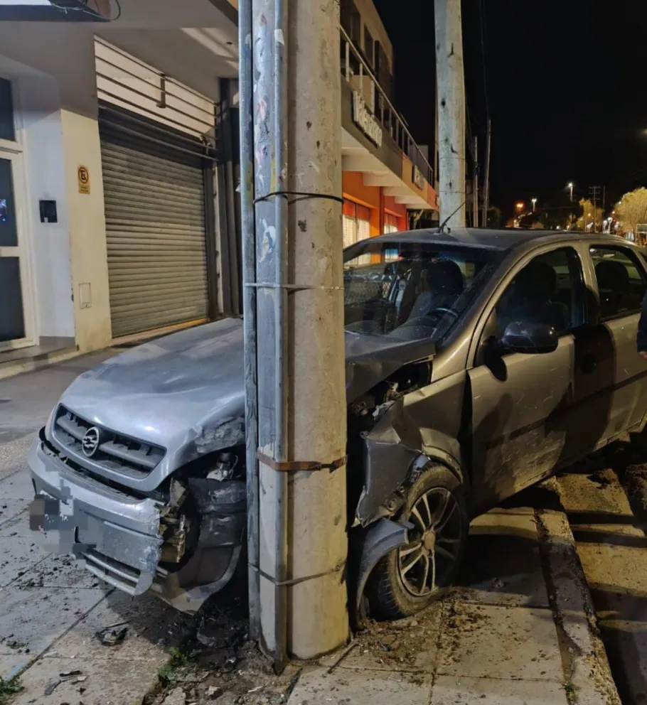 Estaba borracho y chocó contra un poste en avenida Rivadavia