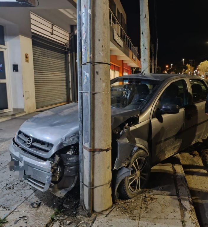 Estaba borracho y chocó contra un poste en avenida Rivadavia | Diario ...