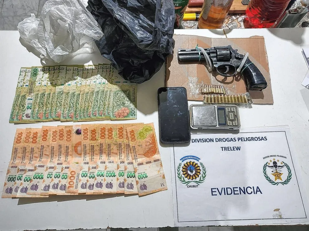 Desbaratan en Trelew “kioscos” de droga, detienen a dos vendedores y secuestran cocaína, marihuana, dinero y armas