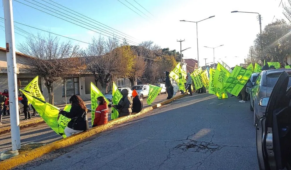 Continúan las protestas de desocupados de la UOCRA frente al municipio de Puerto Deseado