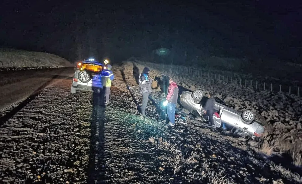 Mujer, 3 hijos y un sobrino lesionados tras despiste y cinematográfico vuelco en la ruta 26