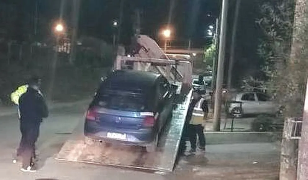 Sorprenden a ebrio que se durmió dentro del auto en la calle obstruyendo el tránsito