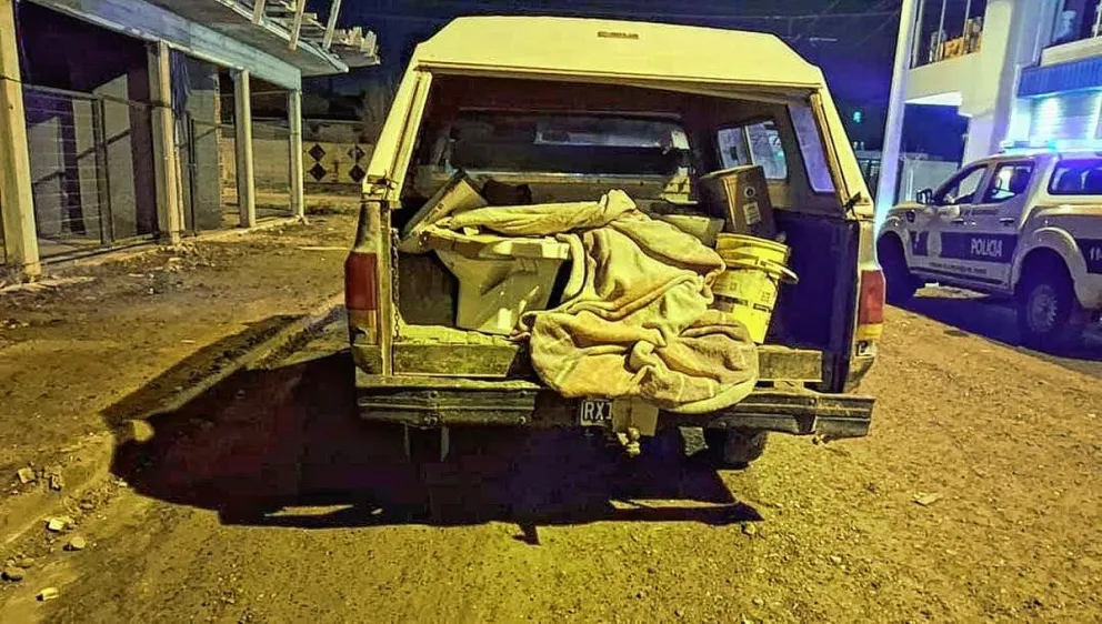Ladrones simularon empujar camioneta con avería mecánica, y el botín cargado, intentando no caer presos