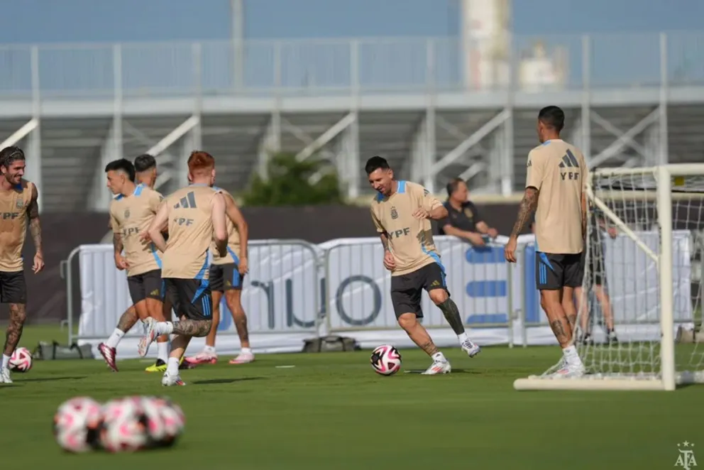 La Selección argentina se enfrenta con Ecuador: Messi comenzará en el banco de suplentes