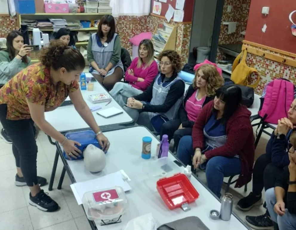 Dictaron charla sobre primeros auxilios y RCP a docentes de Rada Tilly
