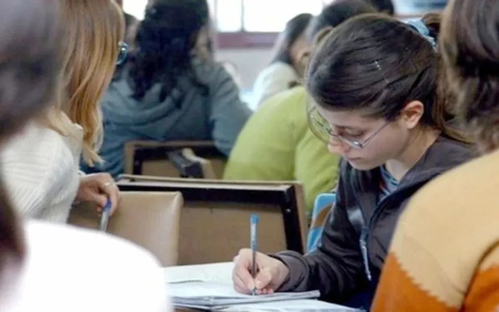 Sólo 2 de cada 10 millennials argentinos tienen estudios superiores completos, la mitad que los chilenos