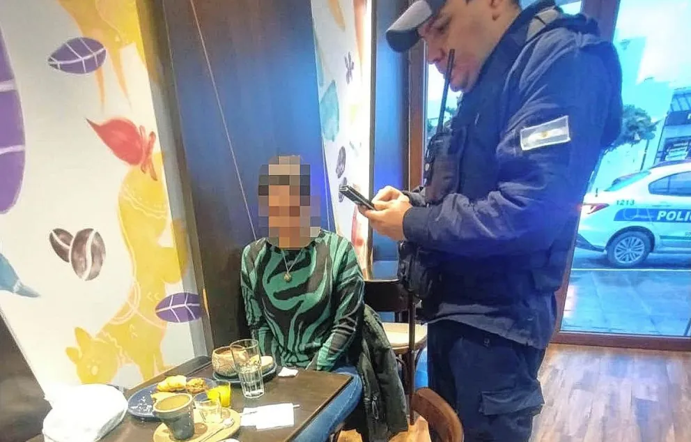 Una estudiante de 20 años buscó refugio en un comercio del barrio Roca para escapar del acoso callejero de un individuo