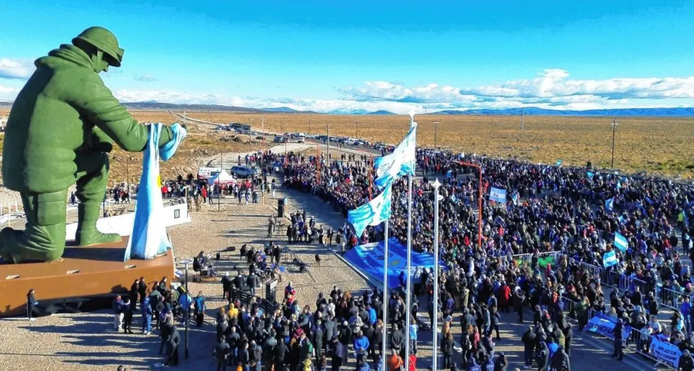 Emotiva inauguración del imponente monumento al soldado de Malvinas