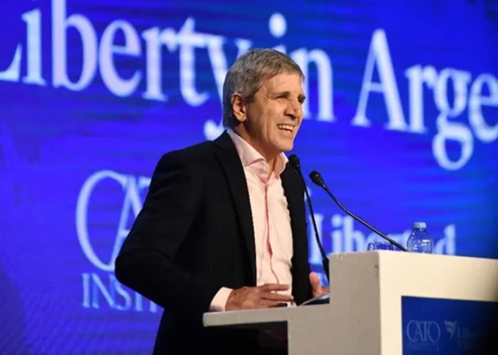 Caputo aseguró que el Gobierno no cambiará el rumbo, seguirá sin financiar obra pública y habrá nueva negociación con el FMI.