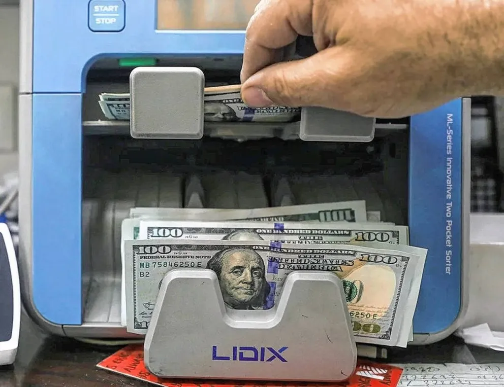 El dólar blue pegó otro salto y Caputo debió salir a negar una depreciación del peso