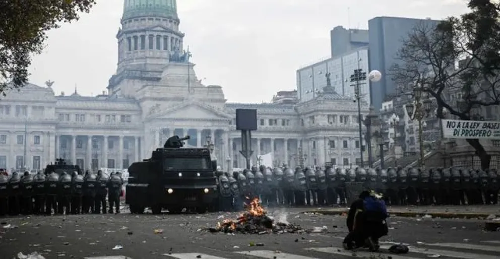 El Gobierno advirtió que la protesta en el Congreso fue un intento de "golpe de Estado" y felicitó a las Fuerzas de Seguridad