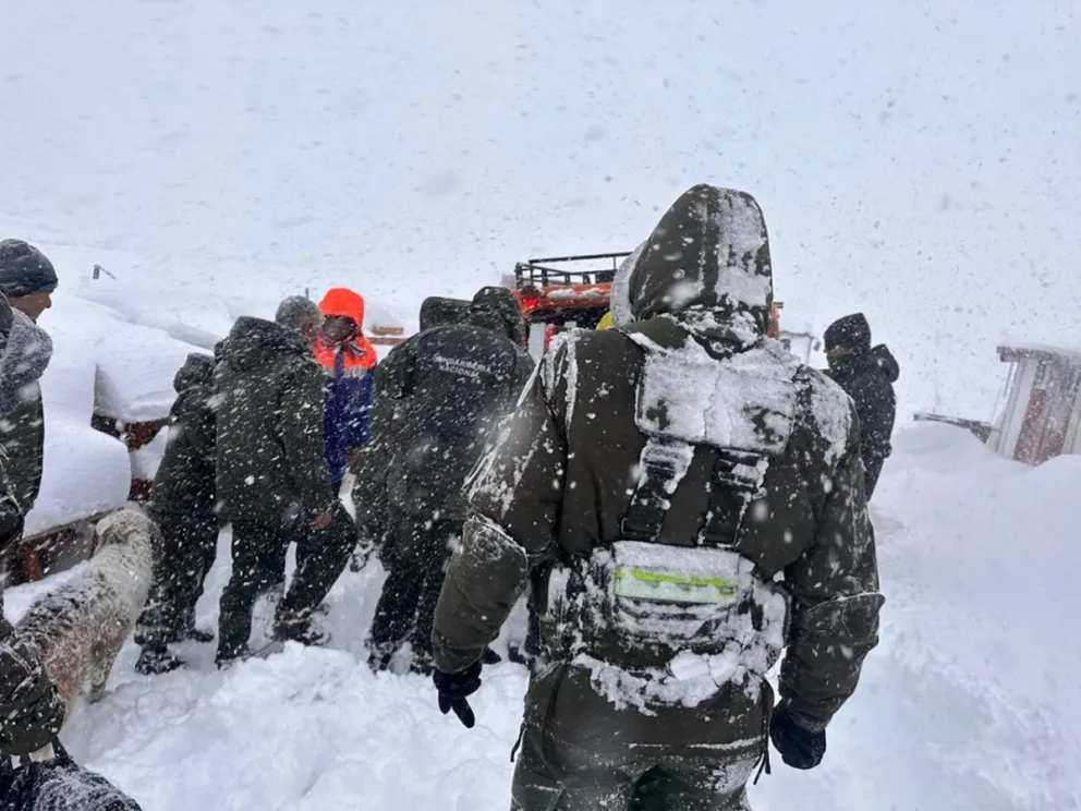Un camión de Gendarmería volcó en Alta Montaña y debieron rescatar a 11 agentes