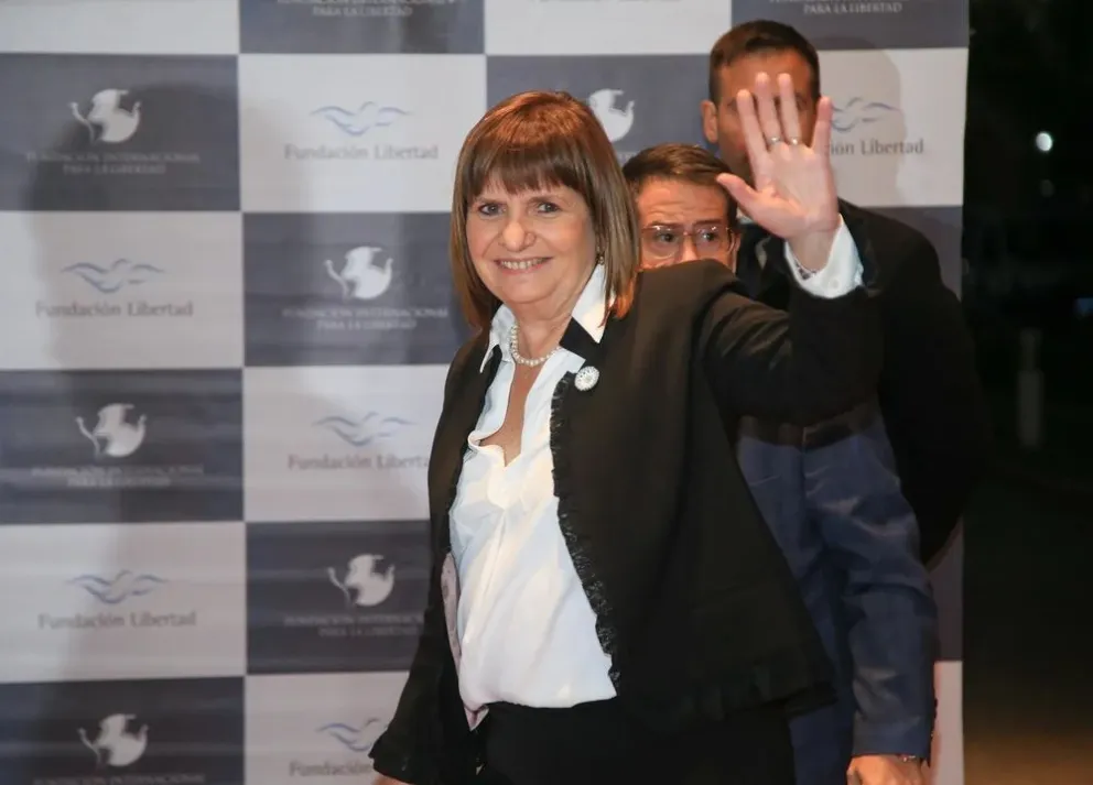 Bullrich viaja a El Salvador y se reúne con Bukele