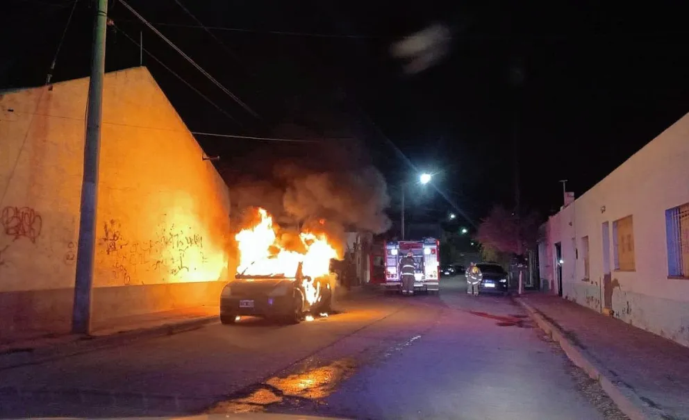 Quemaron en Trelew un puesto de una feria callejera y por segunda vez en siete días un auto abandonado