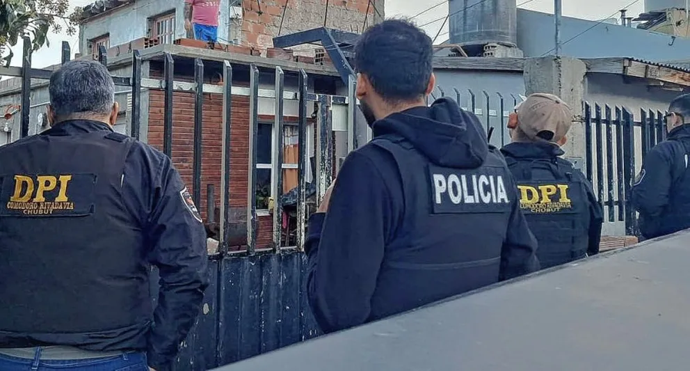 Lo señalaron de haber disparado contra el auto de un vecino, le allanaron la casa y le secuestraron una pistola calibre 22