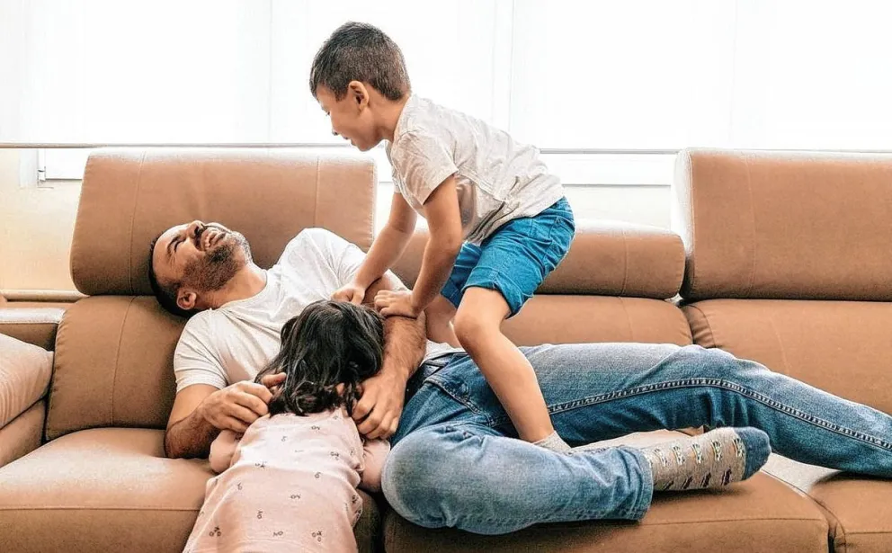 Los padres argentinos incrementaron su participación en tareas de cuidado de sus hijos/as en forma significativa en los últimos años