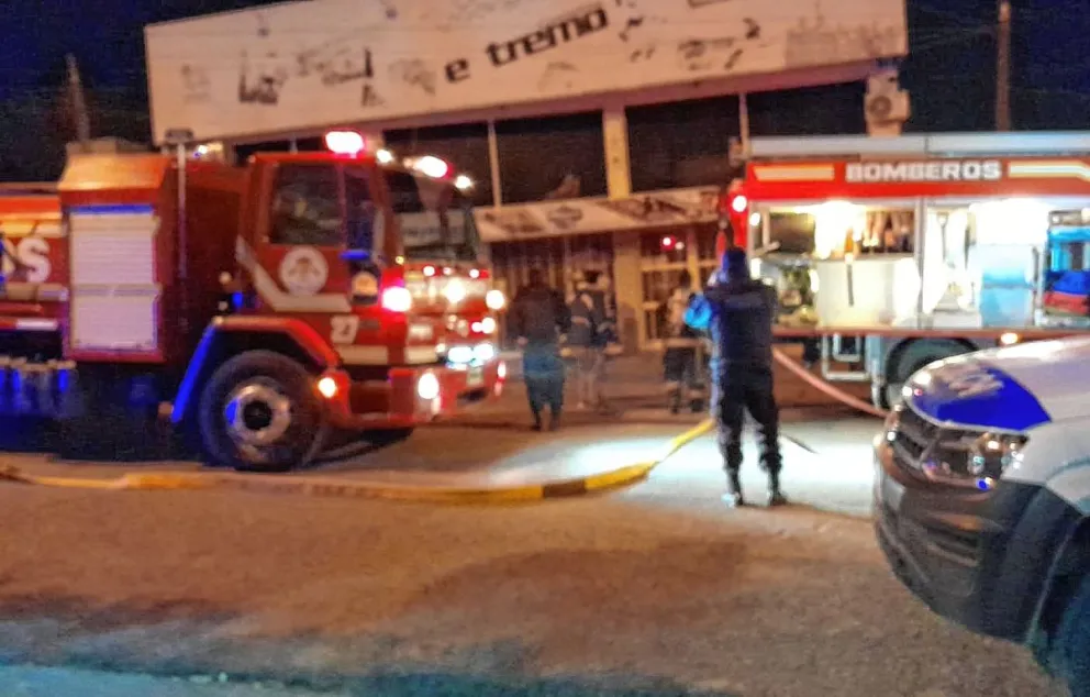 Incendio de madrugada provocó destrozos en agencia de viajes