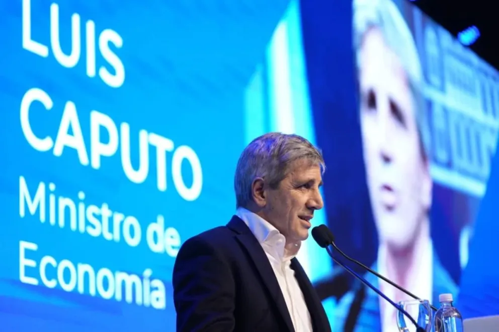 ¿Hay margen para acelerar la salida del cepo cambiario? Qué piensan Economía y el Banco Central