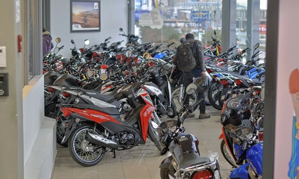 Por el ahorro a largo plazo, los comodorenses cada vez más tienden a invertir en una moto