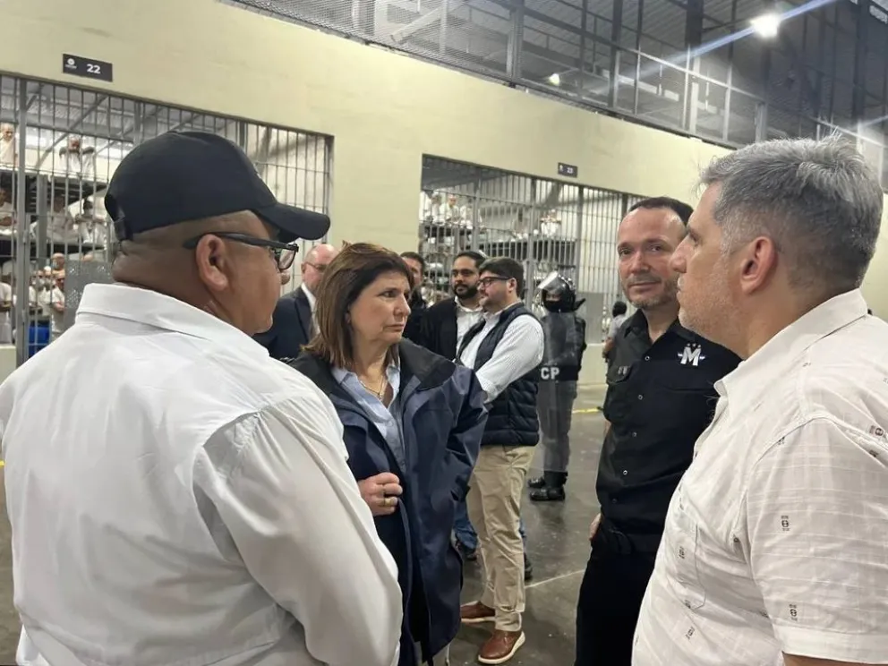 Bullrich visitó El Salvador: recorrió una cárcel y tomó ideas para reforzar la seguridad