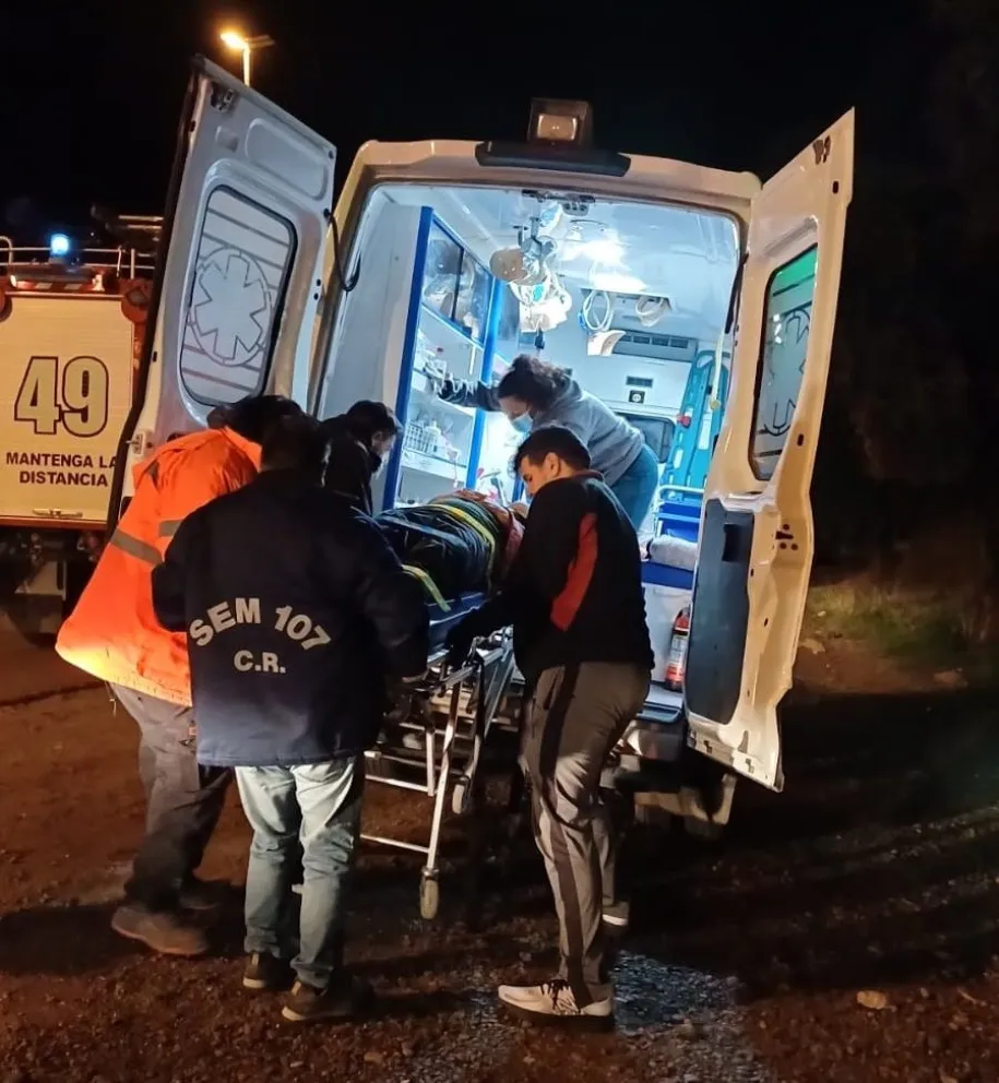 Volcaron y los dos ocupantes del rodado tuvieron que ser derivados al hospital