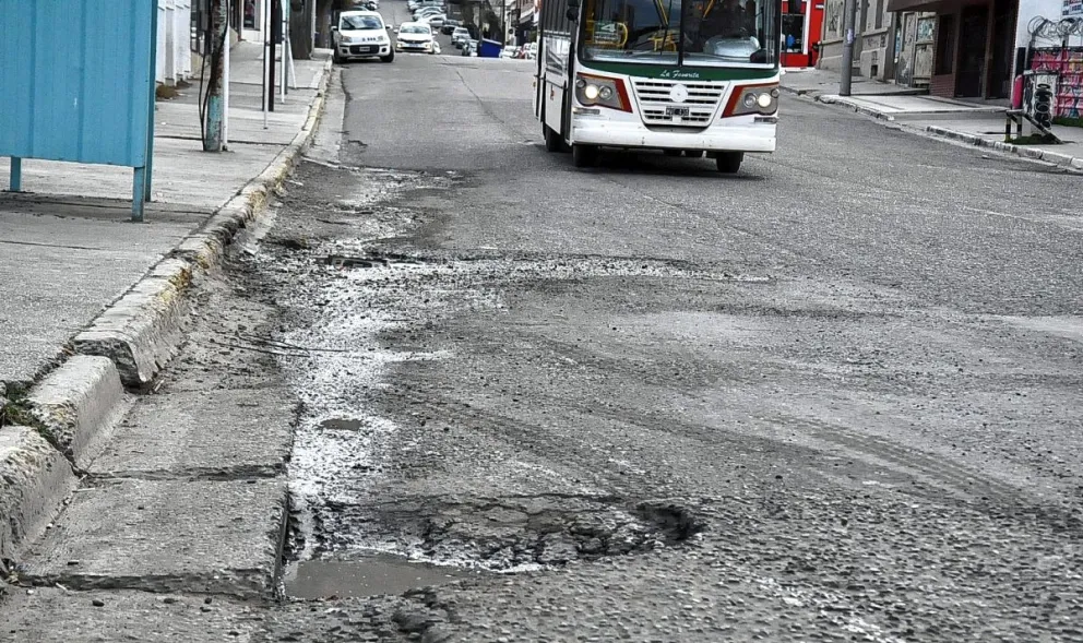 Entre pozos y baches: la odisea de los automovilistas por las calles de Comodoro