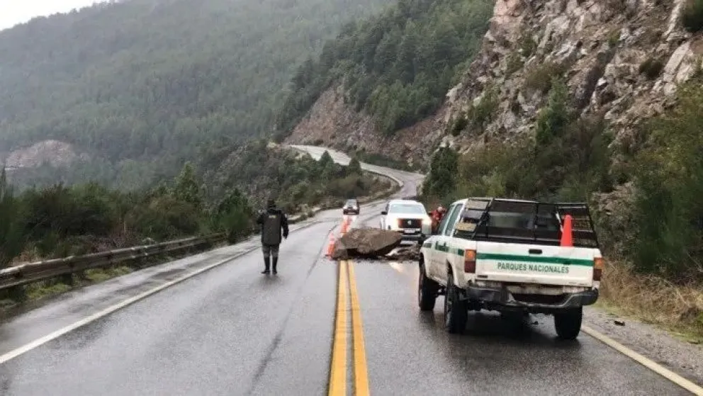 Cayeron rocas sobre la Ruta 40 en la zona de Siete Lagos: piden precaución al transitar el área