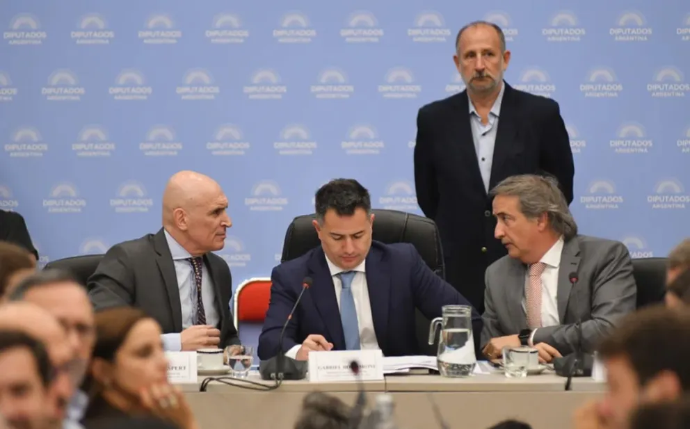 Oficialismo y bloques dialoguistas buscarán el martes emitir dictamen sobre ley Bases y Paquete Fiscal