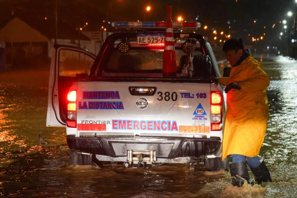 Se refuerzan las tareas para despejar la acumulación de barro y nieve en los barrios