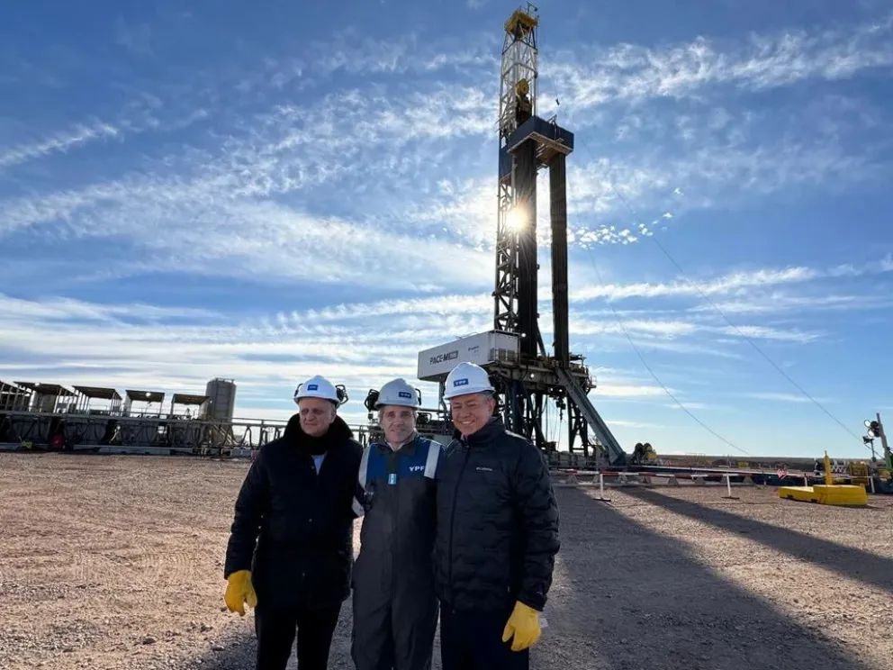 Caputo recorrió Vaca Muerta junto al presidente de YPF y el gobernador de Neuquén