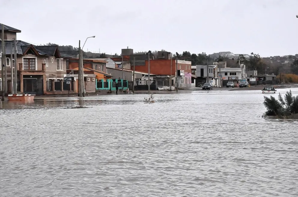 Por la intensa nevada, el Municipio monitorea las urgencias con distintos equipos de trabajo en las calles